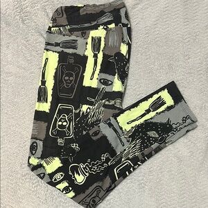 LuLaRoe Black and Gray Leggings with Geometric Print